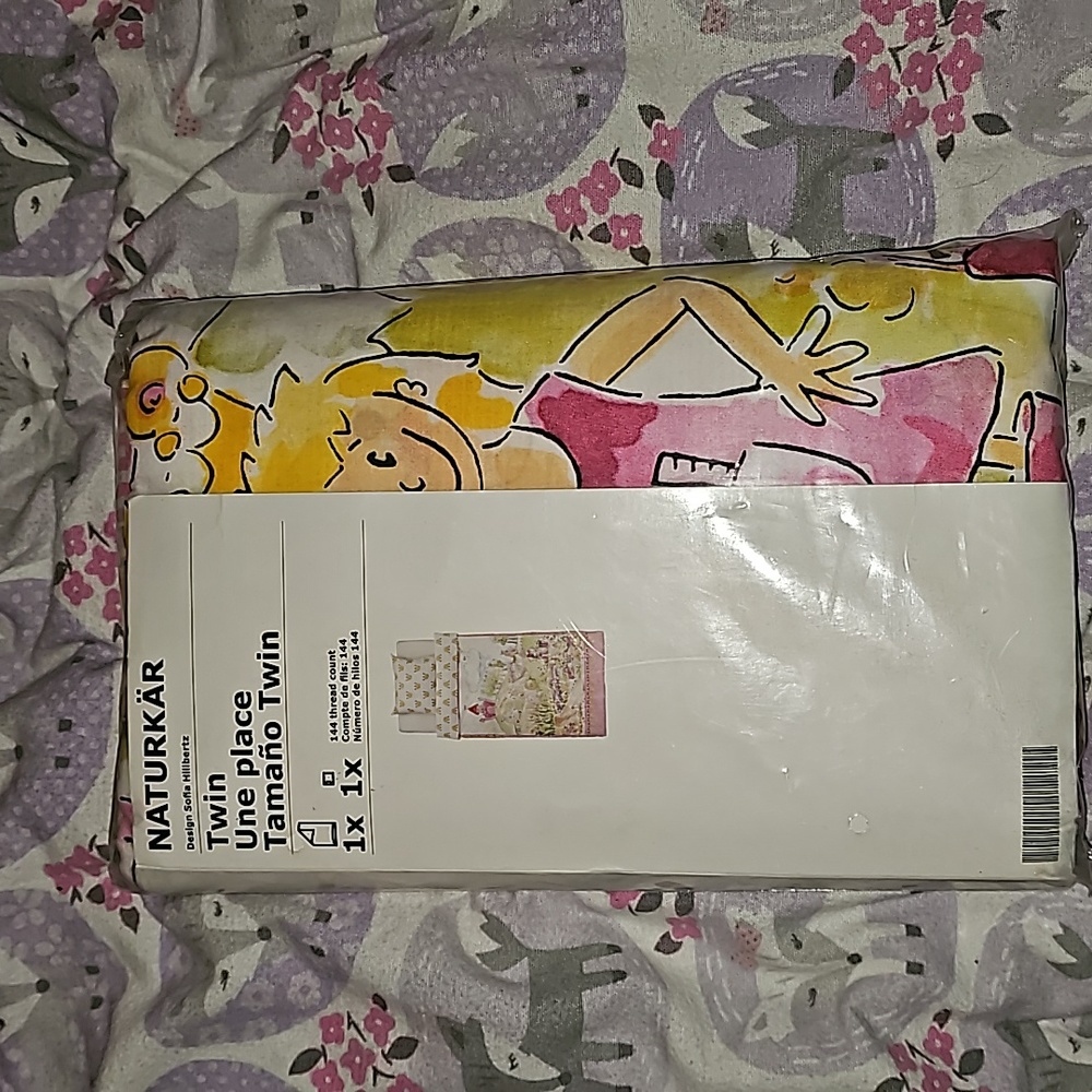 Ikea twin size duvet set.
